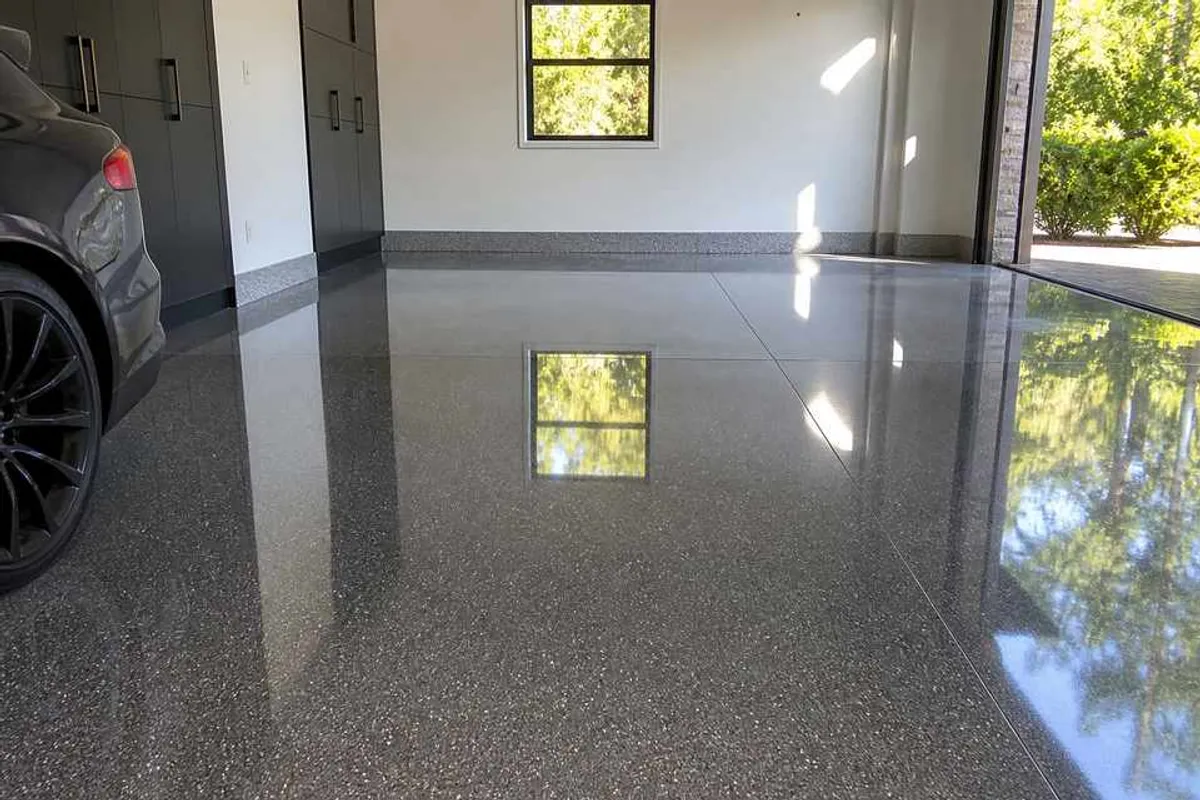 Piso epóxi metálico de alto brilho instalado em garagem residencial em Santa Maria