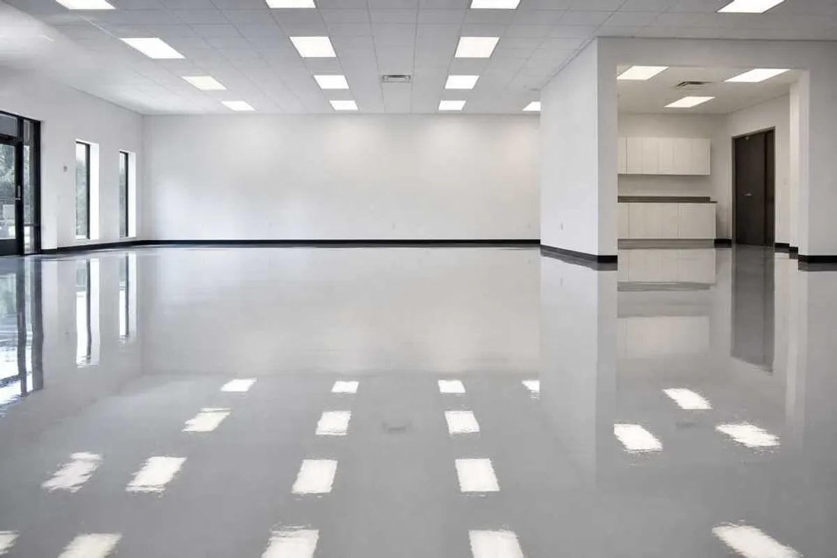 Piso de resina epóxi autonivelante com acabamento espelhado em ambiente comercial